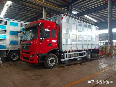 東風(fēng)天錦鋁合金畜禽運(yùn)輸車 緊抓兩會(huì)新機(jī)遇，王牌吸污車引領(lǐng)綠色運(yùn)輸新潮流